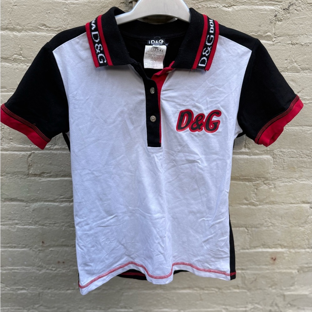 Super cute Dolce & Gabbana polo with logo on collar and front